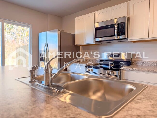 Building Photo - Stylish two level home with open concept l...