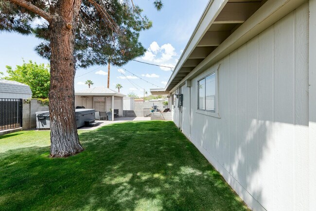 Building Photo - 2237 E Hillery Dr