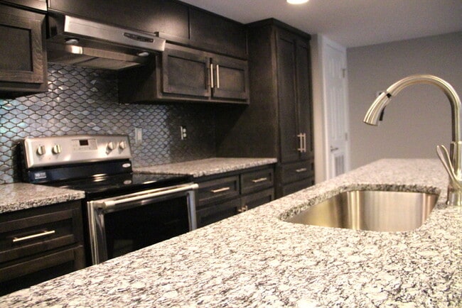 Building Photo - 2 Bed / 1 Bath Near Crieve Hall - McMurray...