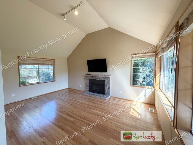 Building Photo - GORGEOUS 3 Bedroom Home in NE Tacoma! Spacious Yard, Beautiful Kitchen, and More!