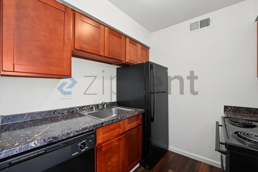 Building Photo - Unit 411