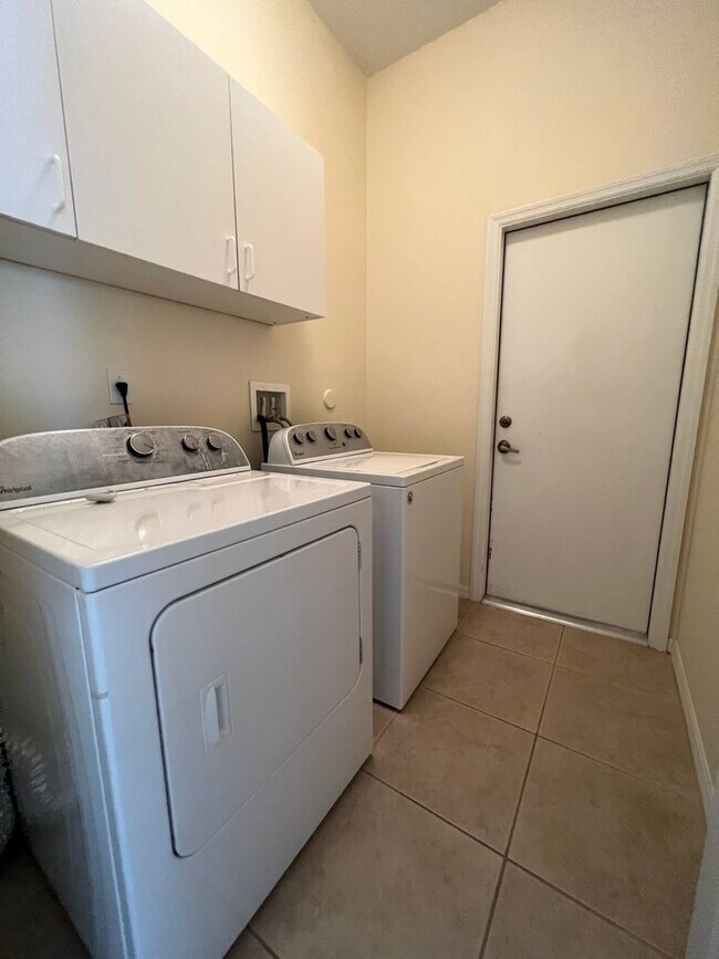 Building Photo - 3 BEDROOM, 2 BATH HOME IN THE GATED COMMUN...