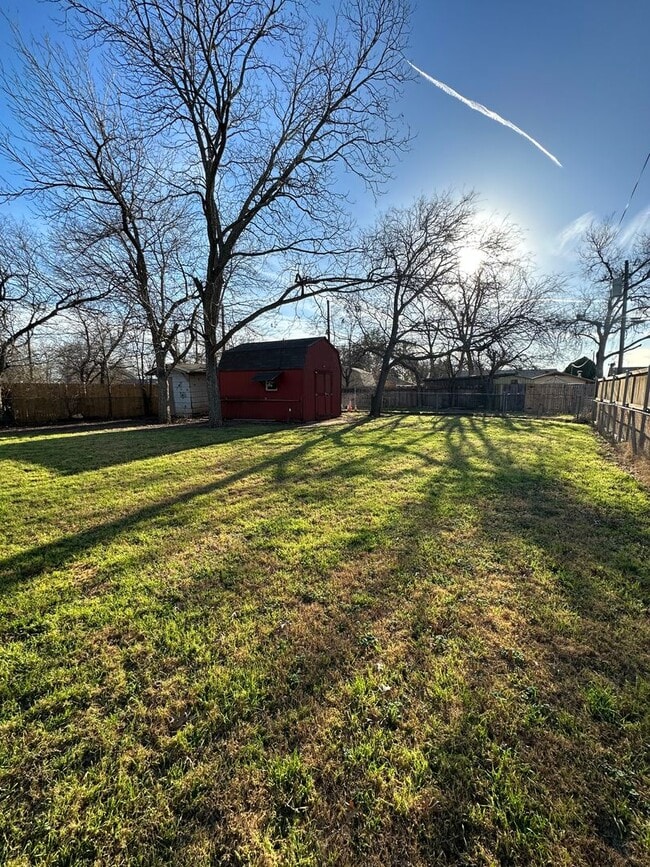 Building Photo - 3/2 with huge backyard and bonus living room