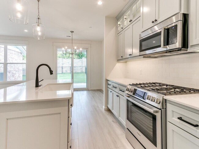 Building Photo - Luxury, Zero Maintenance Living Edmond Townhome