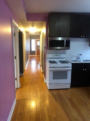 Building Photo - 647 N Hamlin Ave