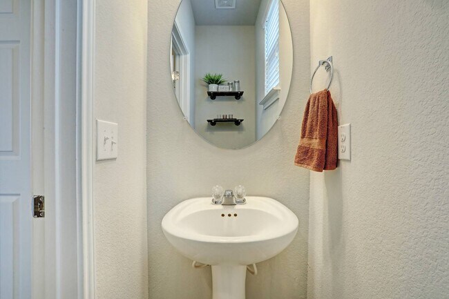 Building Photo - 5687 Heron Dr