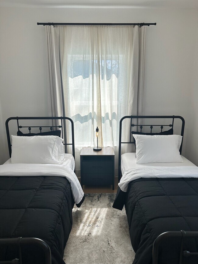 Building Photo - 5774 Heron Dr