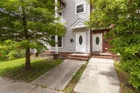 Building Photo - Tri Level townhome