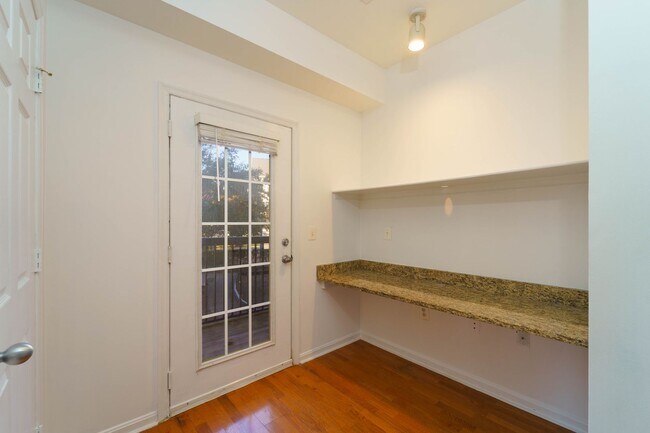Building Photo - 3 level 2 BR 2BA condo in Fairfax Ridge