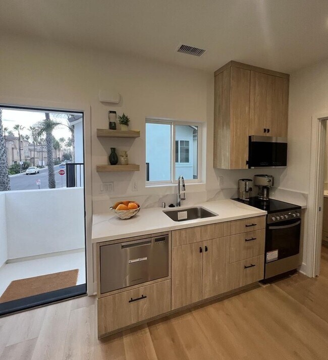 Building Photo - 204 18th St