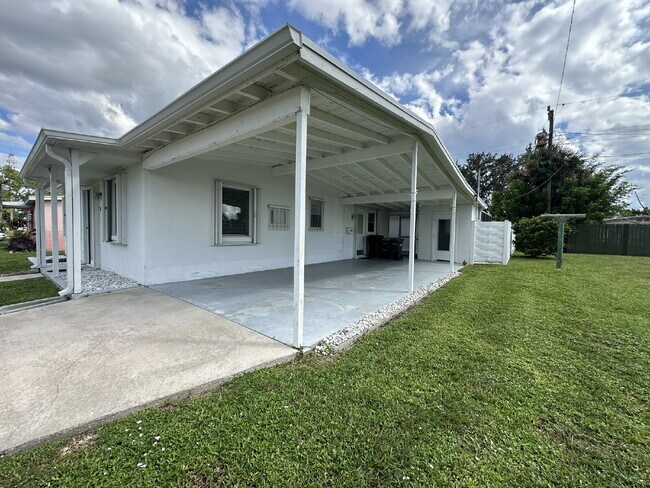 Building Photo - "Charming 3-Bed, 2-Bath in North Port!"