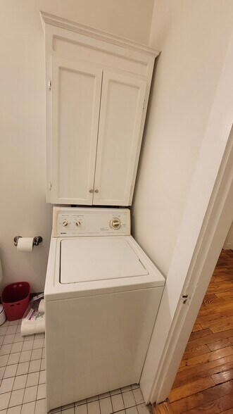 Washing machine in bathroom - 21 Westbourne Ter