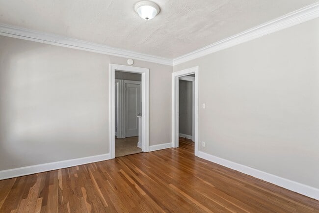 Building Photo - Charming 2-Bedroom Apartment Near UMKC – H...