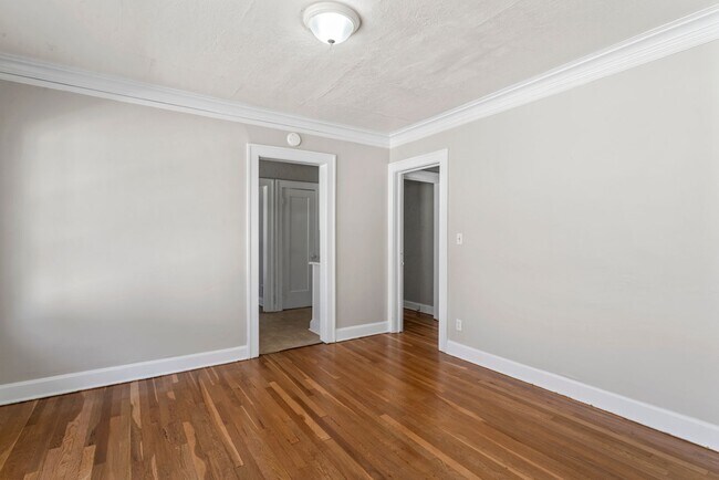 Building Photo - Charming 2-Bedroom Apartment Near UMKC – Hardwood Floors & Pet-Friendly Living in Kansas City $13...