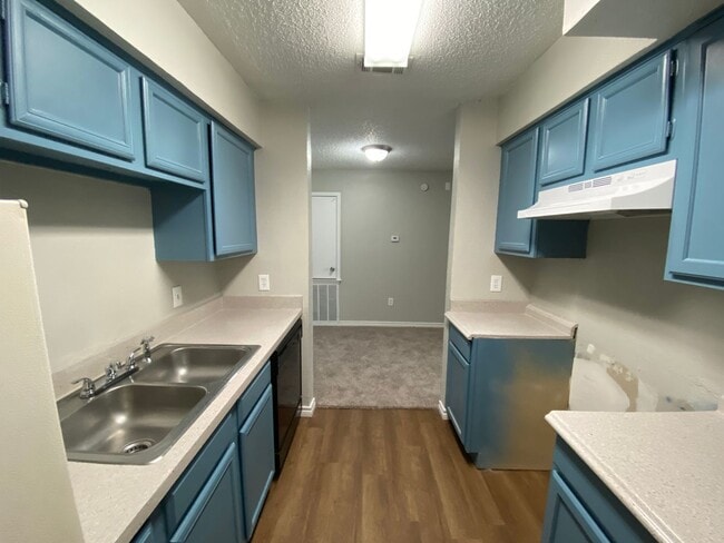 Building Photo - Charming Unit with Vaulted Ceilings & Fire...