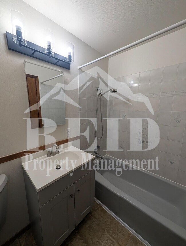 Building Photo - Illahee6056