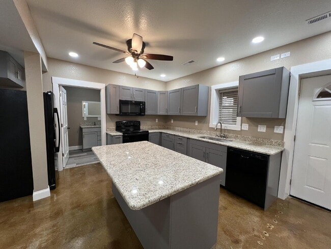 Building Photo - Lower 2BR unit