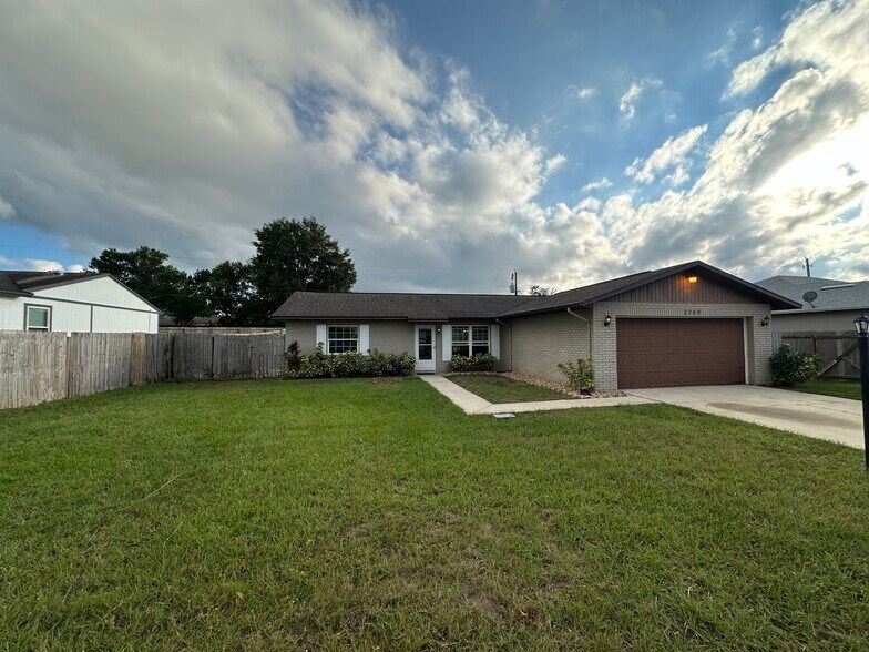 Very clean 3/2 with split floor plan, fenced in yard and screened in porch - 2749 Sweet Springs St