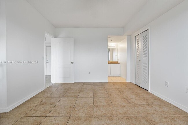 Building Photo - 9340 Fontainebleau Blvd