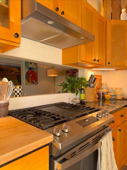 Building Photo - 2075 Thomas Ave