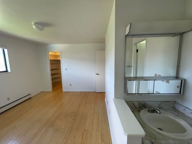 Building Photo - Updated 2B/2B 3rd floor Condo on Manhattan