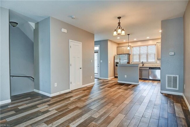 Building Photo - Three Story Condo near the Oceanfront