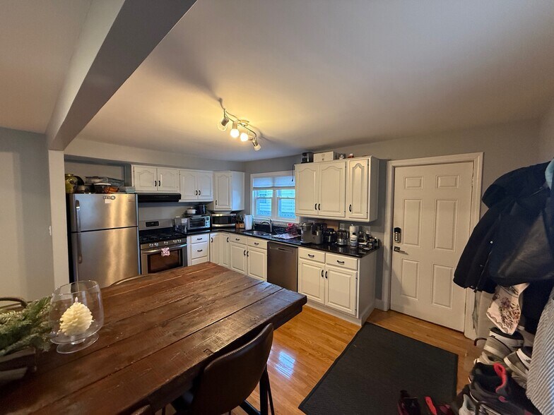 Building Photo - 264 Main St