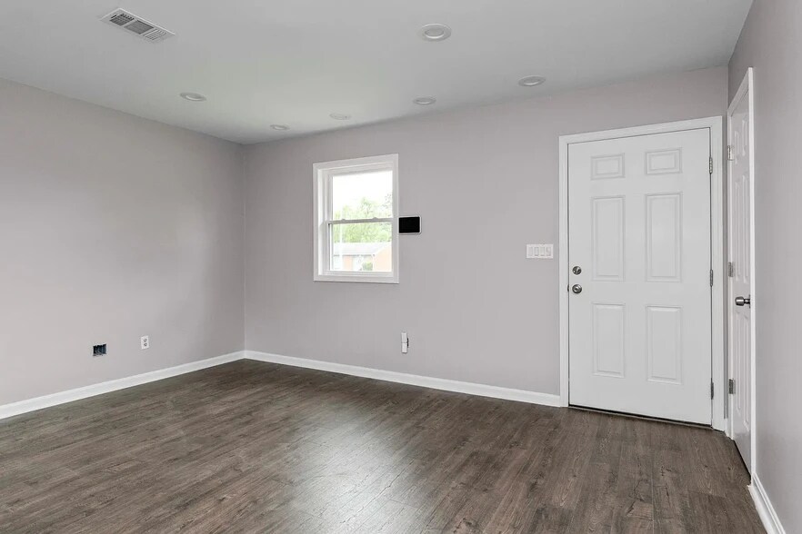 Building Photo - 1520 Thames Dr