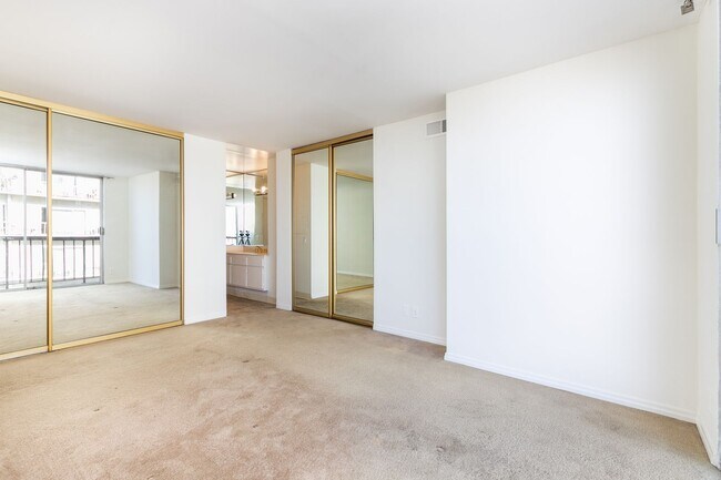 Building Photo - High Rise Condo 1bed 2 Full Bath