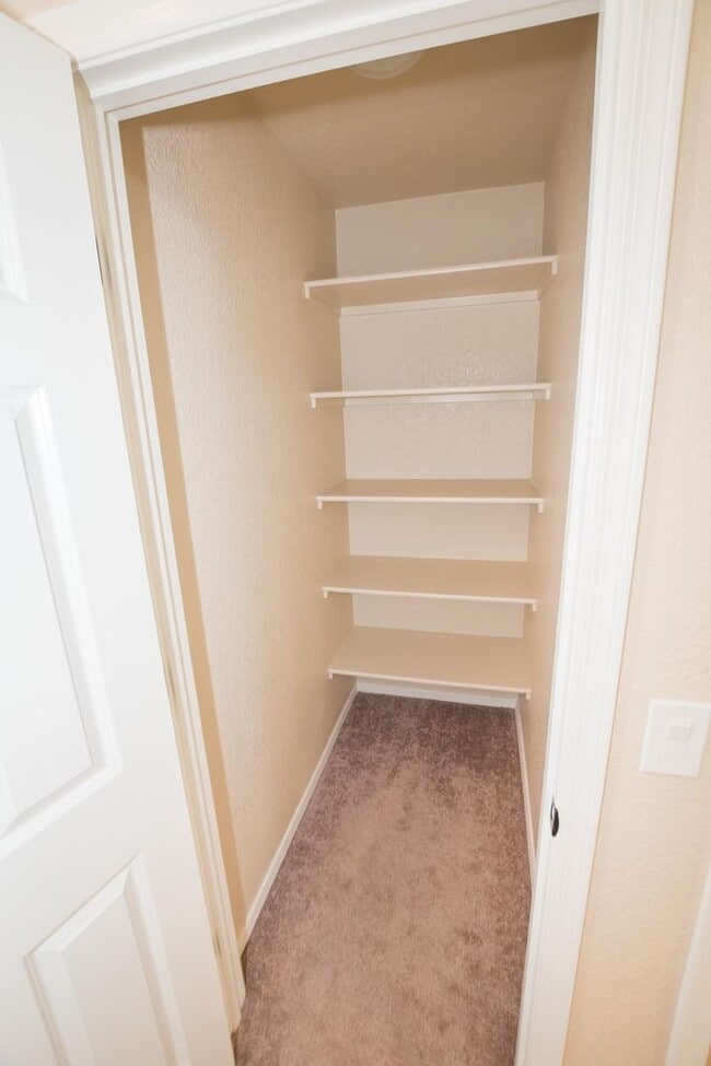 Building Photo - Stunning 2-Story Home in the Holiday Community!