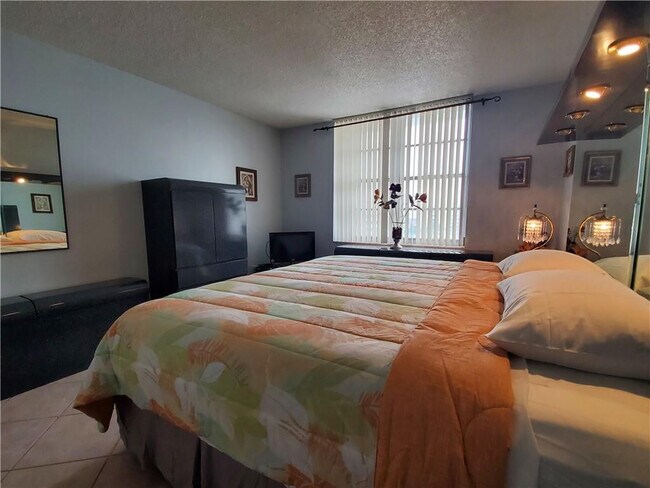 Building Photo - 3725 S Ocean Dr