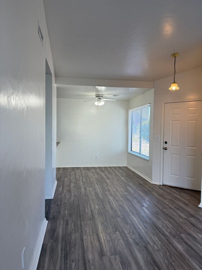 Building Photo - 8372 E Lakeshore Dr