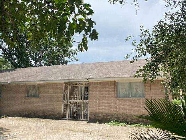 Building Photo - 4601 Reveille St