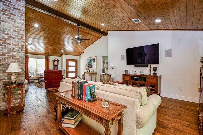 Building Photo - 922 Chantilly Ln