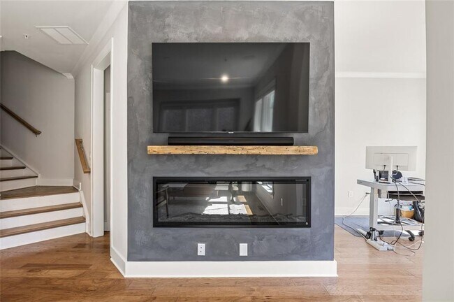 Building Photo - 2145 Burnside Dr NW