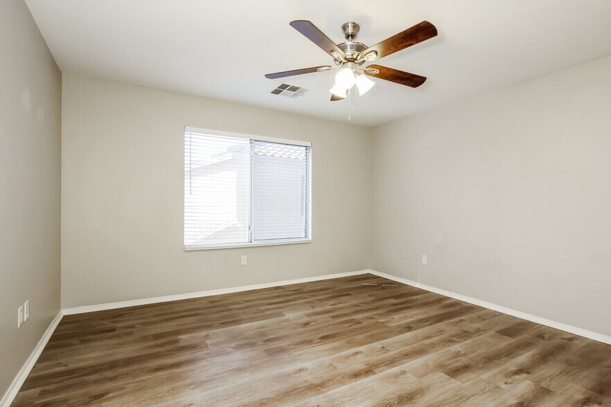 Building Photo - 668 E Colt Ct