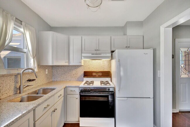 Building Photo - 736 Rockland Dr