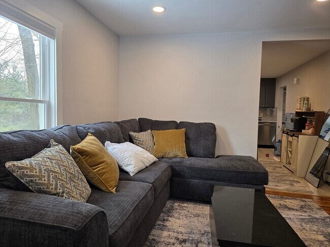 Building Photo - 1081 Main St