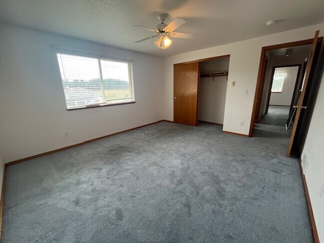 Building Photo - 3 Bedroom 2.5 Bath Dayton OR