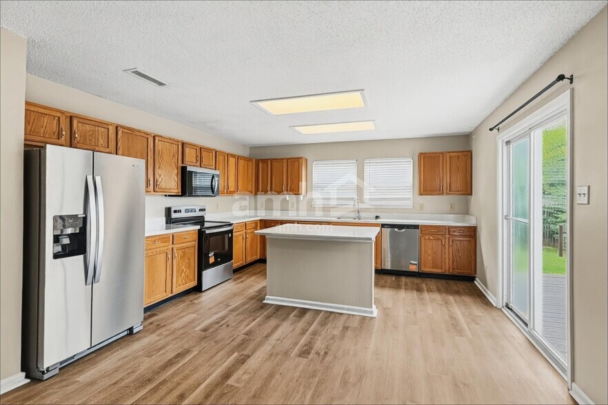 Building Photo - 2324 Shadowbrook Dr