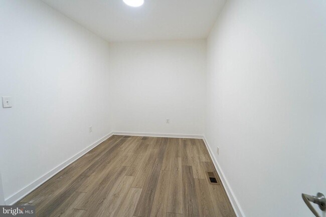 Building Photo - Move In Ready 2 BD 1 BA close to Metro, Sh...