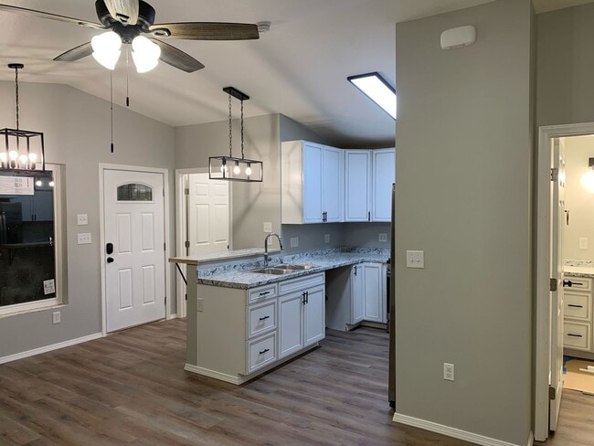 Building Photo - 1 Bedroom/1 Bathroom -- Fantastic Palmer Location!