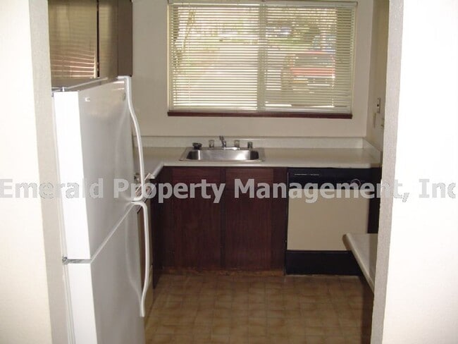 Building Photo - Beautiful Southeast Eugene hillside location  (See new specials!)