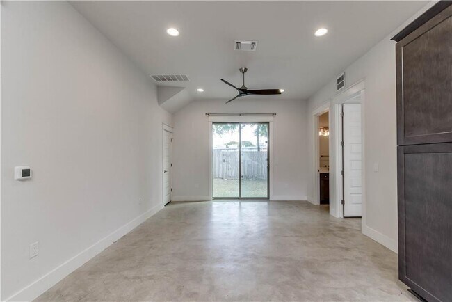 Building Photo - 8411 Bowling Green Dr