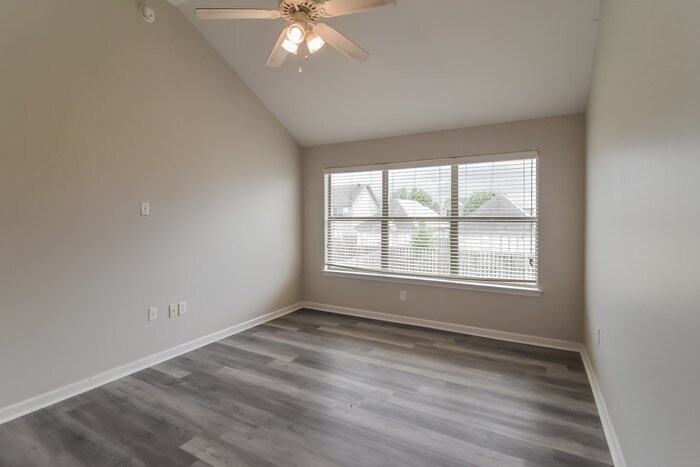 Building Photo - 449 Park Lake Dr