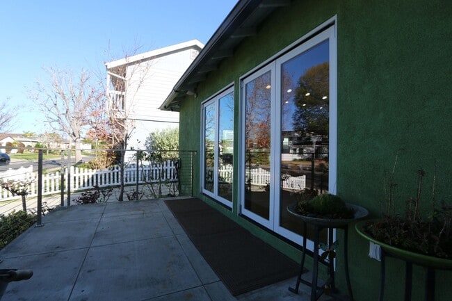 Building Photo - Comfort Meets Style in This Updated Kentwood Home