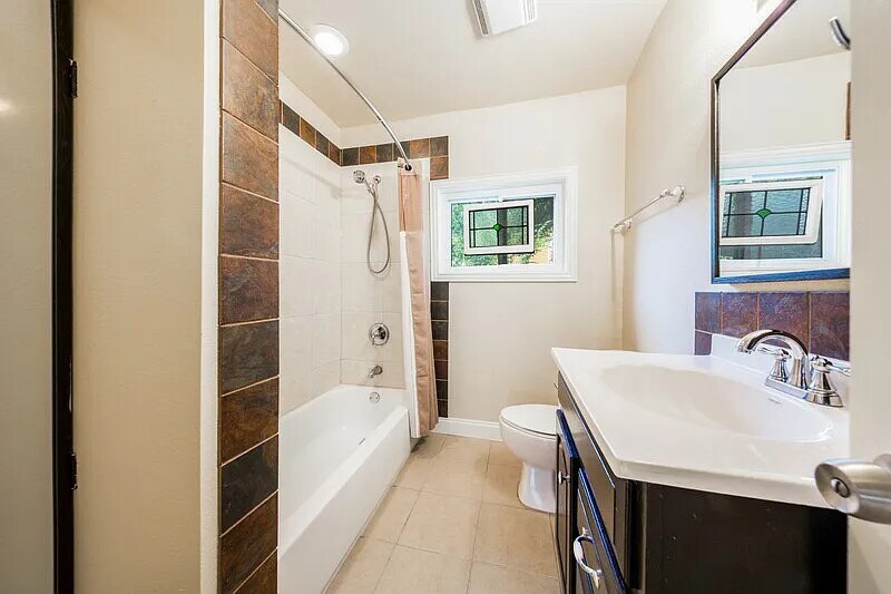 FRONT HOUSE Shared bathroom - 4521 Merle Dr