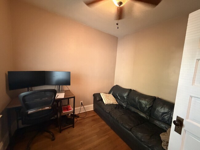Building Photo - 1305 W 106th St