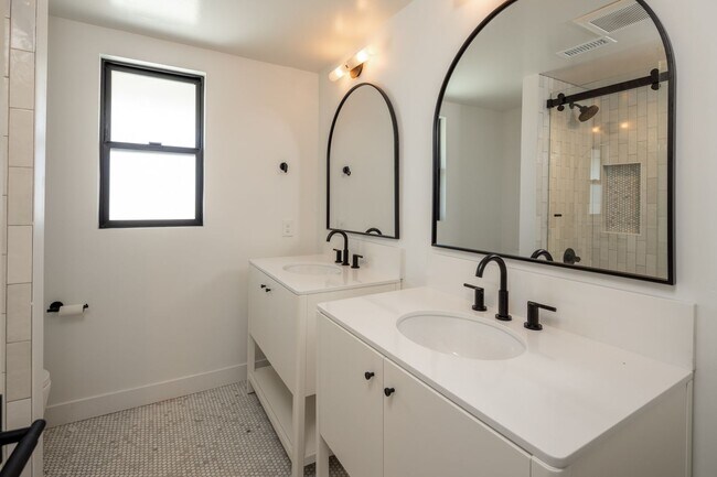 Building Photo - Gorgeous Fully Remodeled 5 Bedroom Home wi...