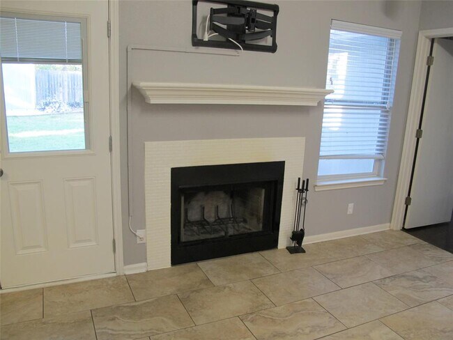 Building Photo - 915 Lantana Dr